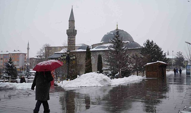 Erzurum'da kar yağışı etkili oluyor