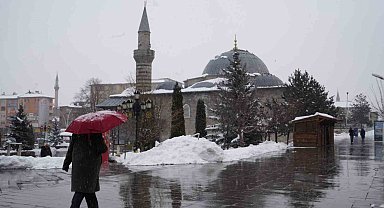 Erzurum'da kar yağışı etkili oluyor