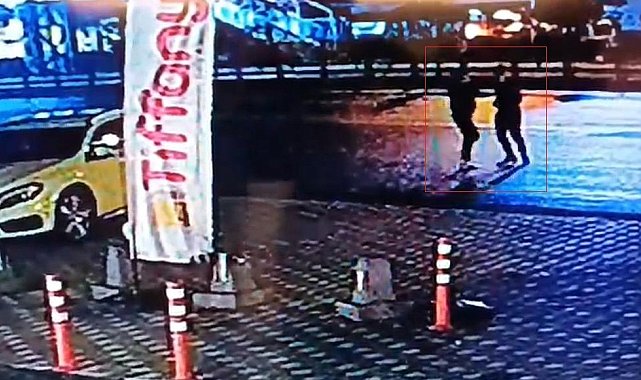 Eşiyle yürüdüğü sırada tanımadığı kişi tarafından bıçaklandı