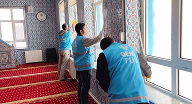 Eskişehir'de öğrenciler camii temizliği gerçekleştirdi