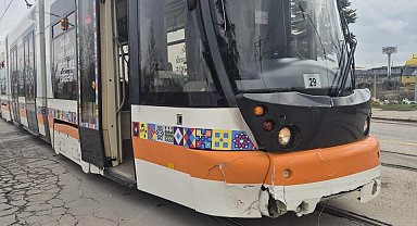 Eskişehir'de otomobille tramvay çarpıştı: 2 yaralı