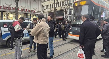 Eskişehir'de tramvayın çarptığı yaşlı adam yaralandı
