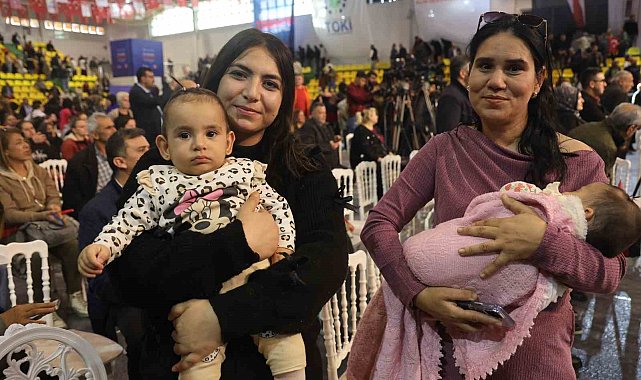Ev hayaliyle kura çekim törenine gelen vatandaşlar heyecan dolu anlar yaşadılar