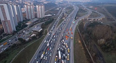 Eyüpsultan TEM'de zincirleme trafik kazası: Hafriyat kamyonu devrildi, iki araç bariyerlere çarptı