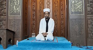 Farklı ülkelerden gelen öğrenciler teravih namazı kıldırıyor