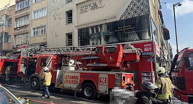 Fatih'te 3 katlı gelinlikçide yangın çıktı, ekmek teknesi yanınca gözyaşlarına boğuldu