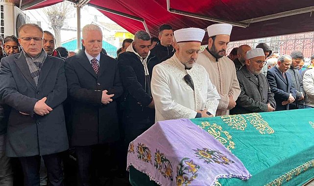 Fatih'te çöken binada hayatını kaybeden yaşlı kadın son yolculuğuna uğurlandı