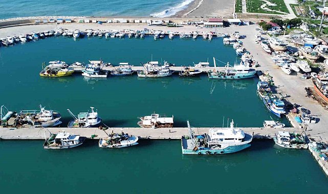 Fırtınalı Akdeniz, balıkçıları barınağa hapsetti