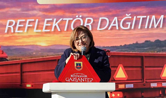 Gaziantep Büyükşehir'in "Reflektör Tak, Görünür Ol" projesinde ilk dağıtım gerçekleştirildi