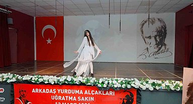 Gaziantep Kolej Vakfı Özel Okulları öğrencileri bayrak alkışı