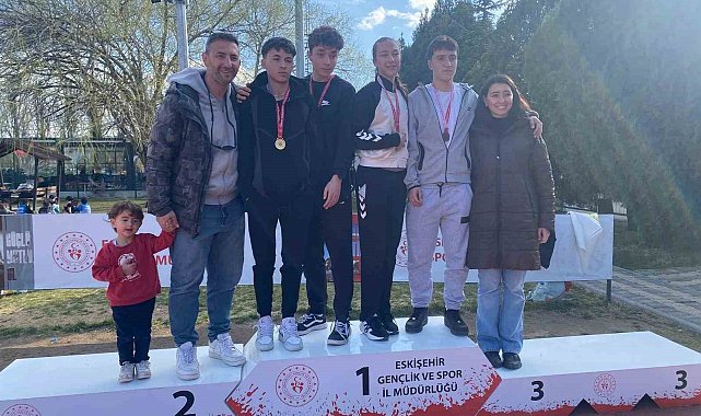 Genç atletler pistte kozlarını paylaştı