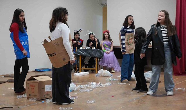 Gençler 'Plastik Rüyalar'la sahneye çıktı izleyenlerden tam not aldı