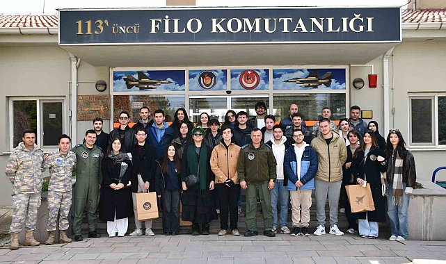 Gençler kışlada Mehmetçikle omuz omuza bir gün geçirdi