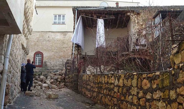 Gercüş'te sağanak yağışlara dayanamayan ev çöktü