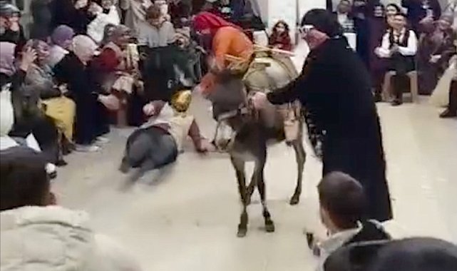 Gördes'te ilginç 'damat eğlencesi'