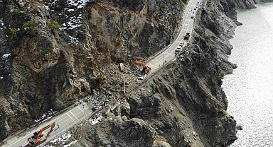 Gümüşhane - Giresun kara yolunu kapatan heyelan havadan görüntülendi