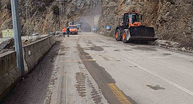 Gümüşhane'de heyelan sonrası kapanan yol yeniden ulaşıma açıldı