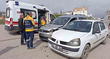 Hafif ticari araç ile otomobil çarpıştı: 1 yaralı