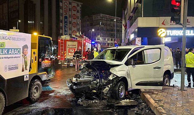 Hafif ticari araç ile otomobil çarpıştı: 2 yaralı