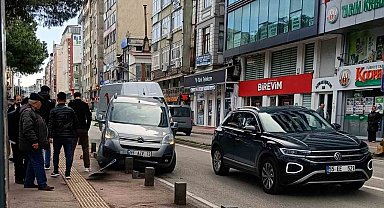 Hafif ticari araç kaldırıma çıktı, trafik levhası ve dubayı devirdi