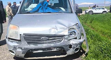 Hafif ticari ile otomobil çarpıştı: 2 yaralı