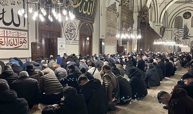 Hafta sonunu fırsat bilen vatandaşlar sabah namazında Ulu Camiye akın etti