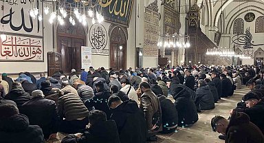 Hafta sonunu fırsat bilen vatandaşlar sabah namazında Ulu Camiye akın etti