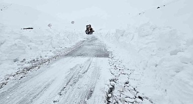 Hakkari'de 13 köy ve 32 mezra yolu ulaşıma kapandı