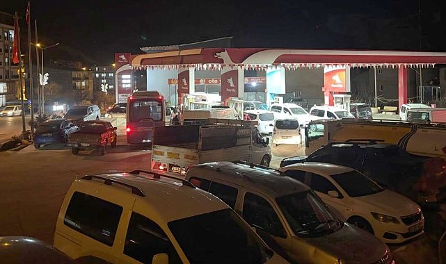 Hakkari'de akaryakıt kuyruğu: Zam beklentisi istasyonları doldurdu