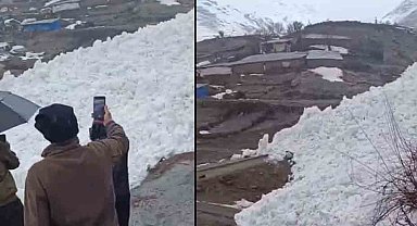 Hakkari'de çığ evleri teğet geçti