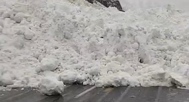Hakkâri-Çukurca kara yoluna çığ düştü: Sürücüler yolda kaldı