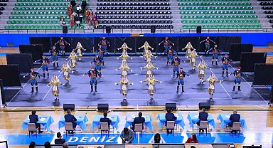 Halk oyunları şöleni izleyenleri mest etti