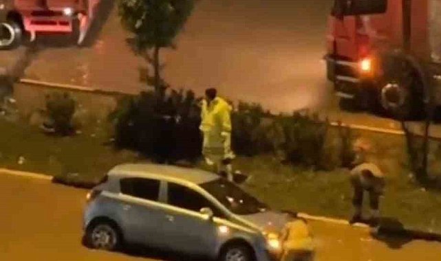 Hatay'da aşırı yağışların etkisiyle, göle dönen yollarda araçlar mahsur kaldı