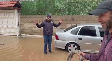 Hatay'da dolu ve sağanak yağış sonrası sel meydana geldi