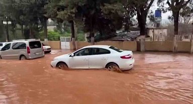 Hatay'da sağanak etkili oldu: Yollar göle döndü, otelin oto parkını su bastı
