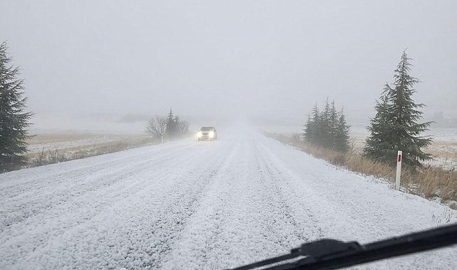 Haymana-Polatlı yolu dolu yağışı nedeniyle beyaza büründü