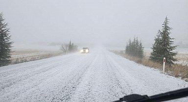 Haymana-Polatlı yolu dolu yağışı nedeniyle beyaza büründü