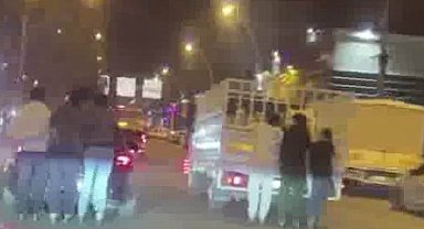 Hem canlarını hem trafiği tehlikeye attılar