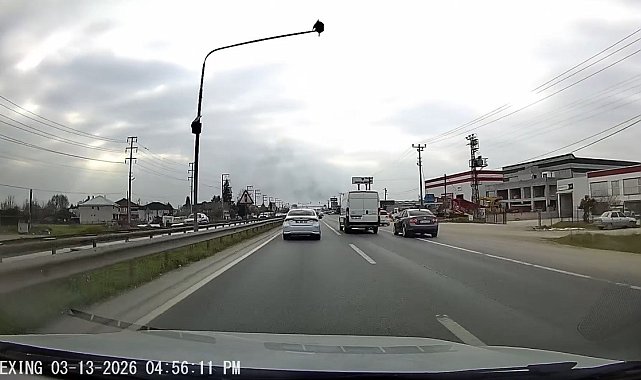 Hem kendi canını hem de diğer sürücülerin canını tehlikeye attı: O anlar araç kamerasına yansıdı