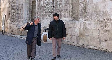 Hem seyyar satıcılık yapıyor, hem de gönüllü rehberlik hizmeti veriyor