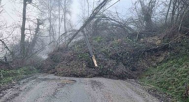 Heyelan köy yolunu ulaşıma kapattı