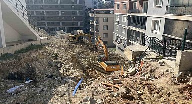 Heyelanda çöken istinat duvarının enkazını kaldırma çalışmaları sürüyor