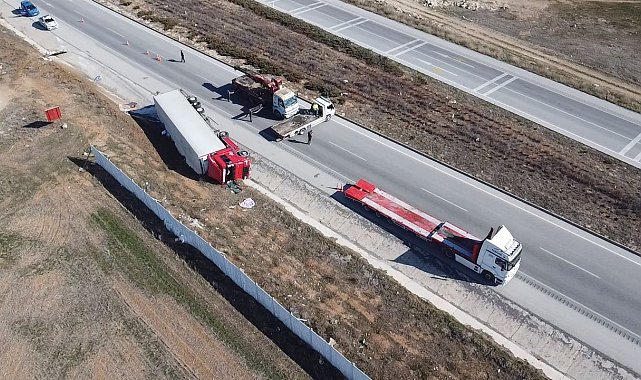 Hırdavat malzemesi yüklü tır devrildi, sürücü yaralandı