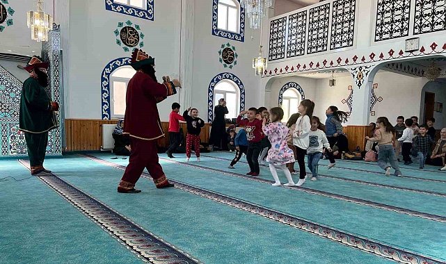 Hisarcık'ta 4-6 yaş Kur'an Kursu öğrencilerine Hacivat ve Karagöz gösterisi