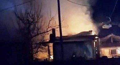 Hisarcık'ta çıkan yangında ev ve samanlık tamamen yandı