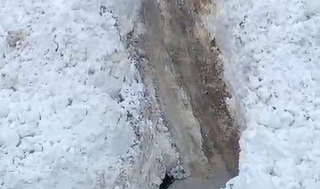 Hizan'da köy yoluna çığ düştü
