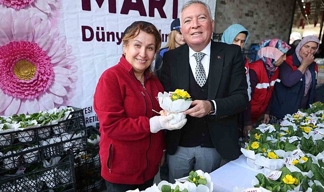 Honaz Tohum Merkezinde yetiştirilen çiçekler kadınlara hediye edildi