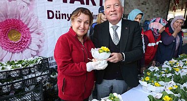 Honaz Tohum Merkezinde yetiştirilen çiçekler kadınlara hediye edildi