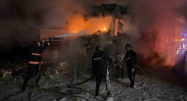 Hopa'da tır parkında yangın; 2 tır kullanılamaz hale geldi