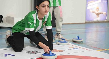 Iğdır'da öğrenciler floor curling ile tanışıyor